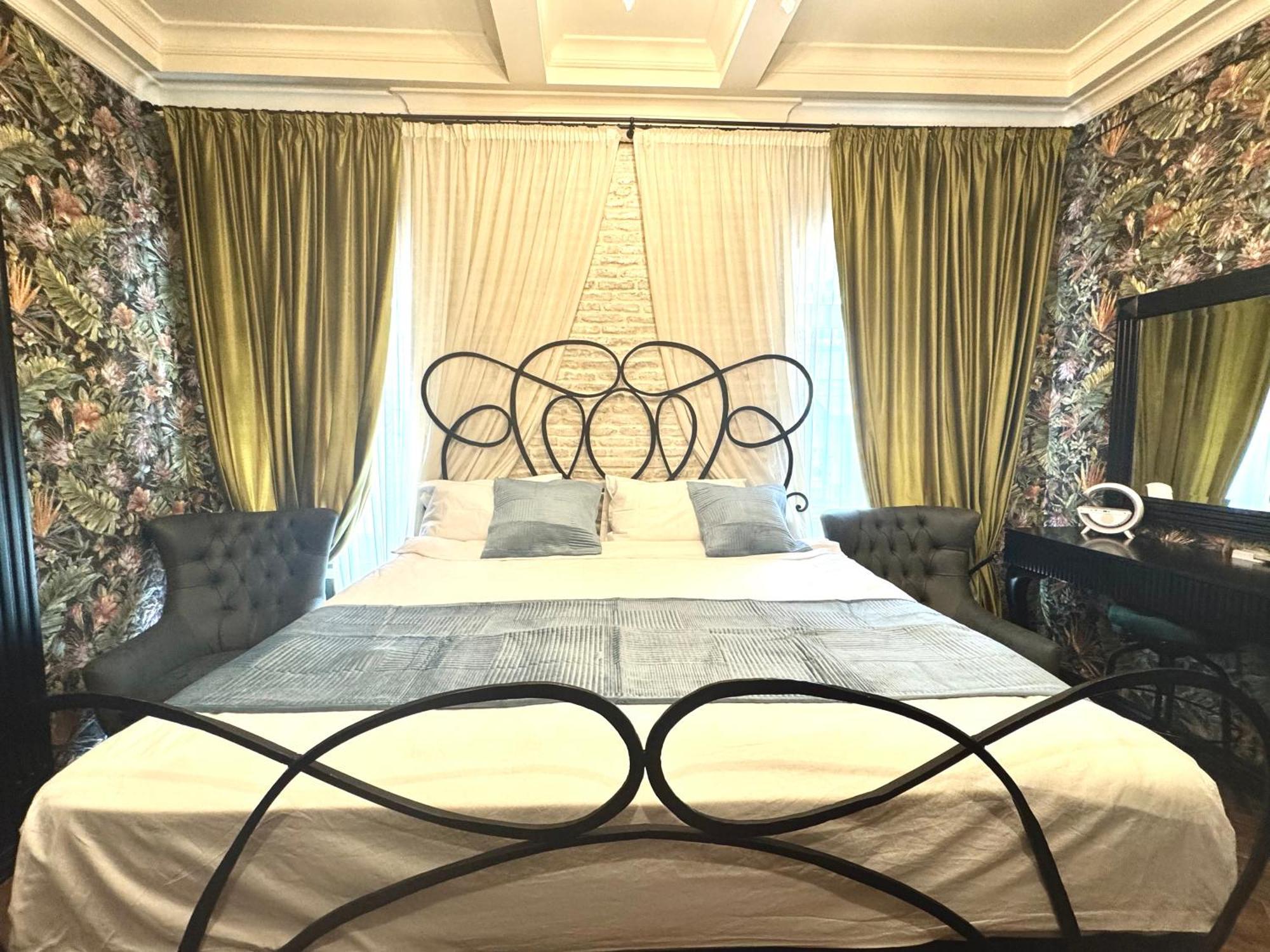 Luxury In Old With Terrace شقة